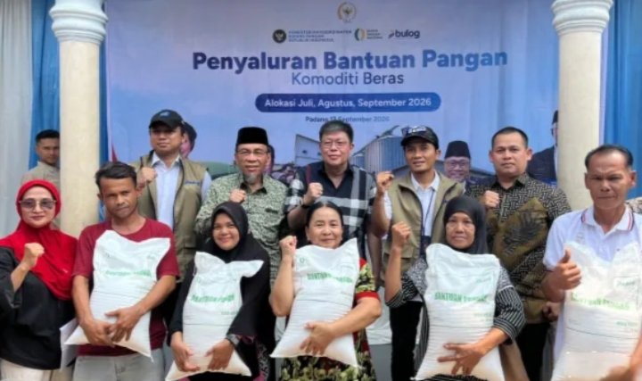 BULOG Sumbar Bersama Wakil Ketua Komisi lV DPR RI Salurkan Bantuan Pangan