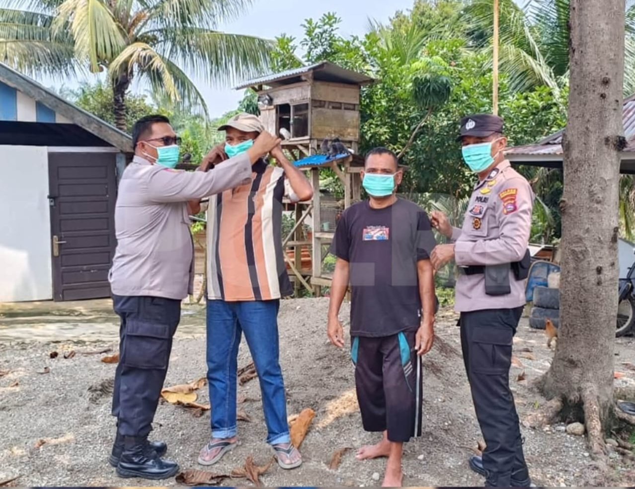 Polres Pasaman Barat Bagikan Masker ke Warga, Antisipasi Dampak Kabut Asap Karhutla