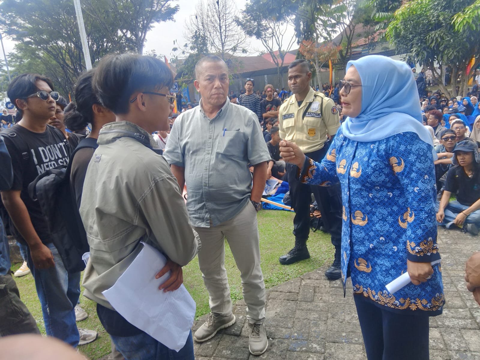 Tuntut Kehadiran Rektor, Mahasiswa ISI Padang Panjang Bertahan di Depan Rektorat, Meski Ditawarkan Dialog Wakil Rektor
