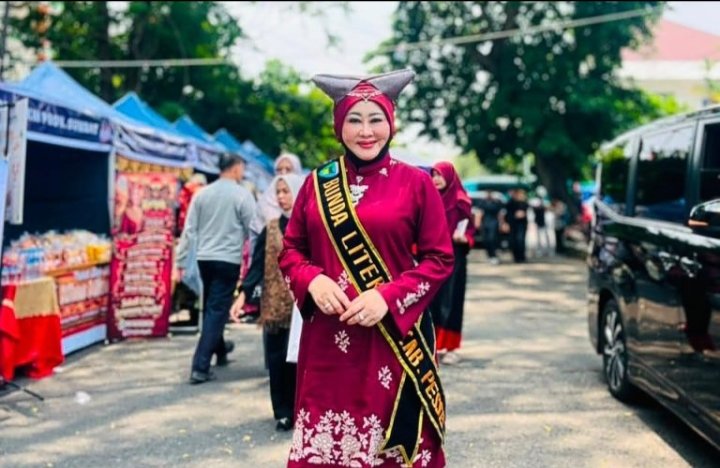 Hj. Lisda Hendrajoni di Anugerahi Penghargaan Sebagai Bunda Literasi