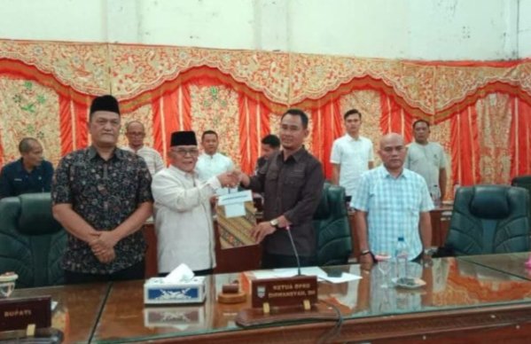 Rapat Anggaran DRPD Kabupaten Pasaman Barat, Tentang Defisit Rp73,09 Miliar Ditutup SILPA, Pemkab Tegaskan Komitmen Optimalkan PAD dan Kemandirian Fisikal