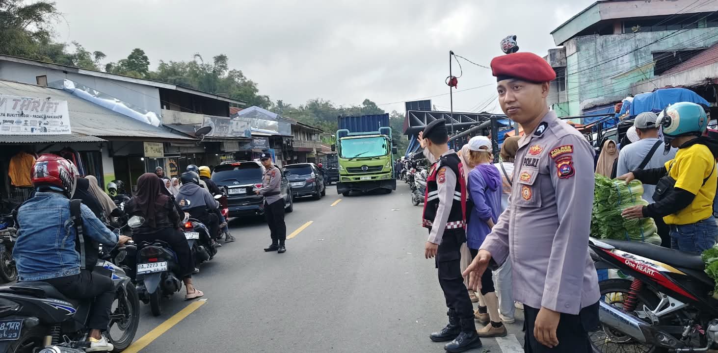 Hadirkan Rasa Aman di Tengah Keramaian, Personel UKL Polres Padang Panjang Patroli Preventif di Pasar Tumpah Koto Baru