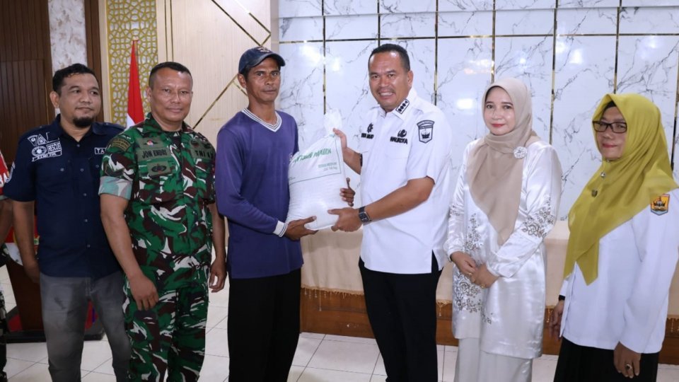 Wako Pariaman Salurkan Beras Cadangan Pangan